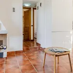 Guesthost - Bright Near La Pelosa Beach, Wifi & Parking! Lejlighed *