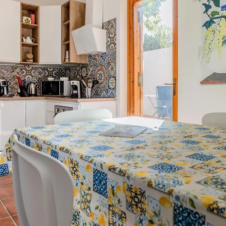 Apartamento Guesthost - Bright Near La Pelosa Beach, Wifi & Parking! *