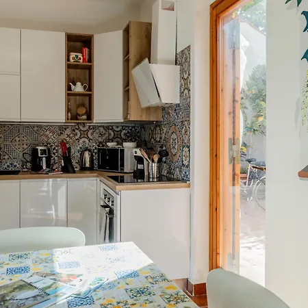 Guesthost - Bright Near La Pelosa Beach, Wifi & Parking!