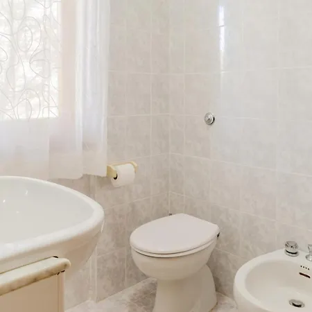 Apartamento Guesthost - Bright Near La Pelosa Beach, Wifi & Parking!