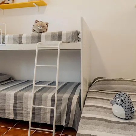 Guesthost - Bright Near La Pelosa Beach, Wifi & Parking! Apartamento