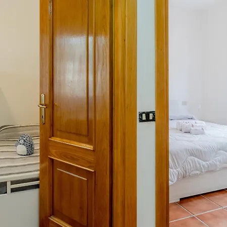 Guesthost - Bright Near La Pelosa Beach, Wifi & Parking!