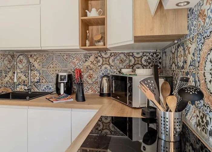 Apartment Guesthost - Bright Near La Pelosa Beach, Wifi & Parking!