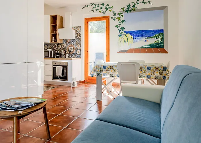 Guesthost - Bright Near La Pelosa Beach, Wifi & Parking! Apartment *
