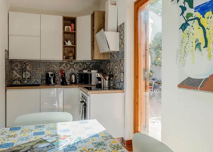 Guesthost - Bright Near La Pelosa Beach, Wifi & Parking!
