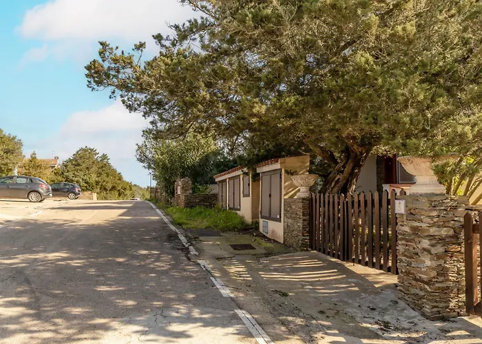 Apartment Guesthost - Bright Near La Pelosa Beach, Wifi & Parking!