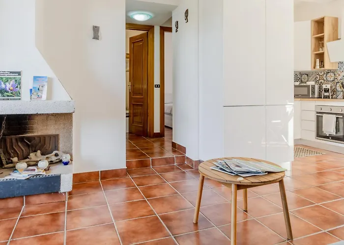 Guesthost - Bright Near La Pelosa Beach, Wifi & Parking! Apartment *