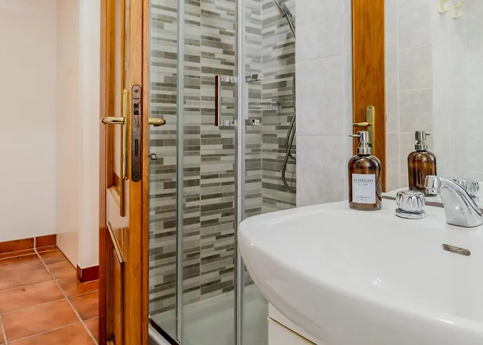 Guesthost - Bright Near La Pelosa Beach, Wifi & Parking! Stintino