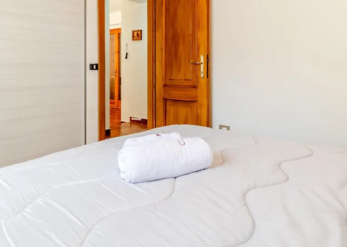 Guesthost - Bright Near La Pelosa Beach, Wifi & Parking! Apartment