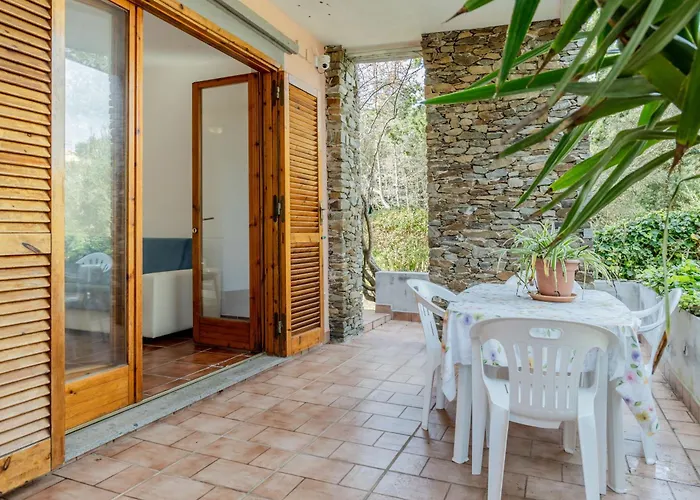 Guesthost - Bright Near La Pelosa Beach, Wifi & Parking! *