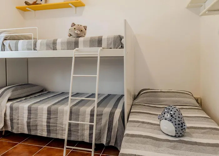 Guesthost - Bright Near La Pelosa Beach, Wifi & Parking! Apartment