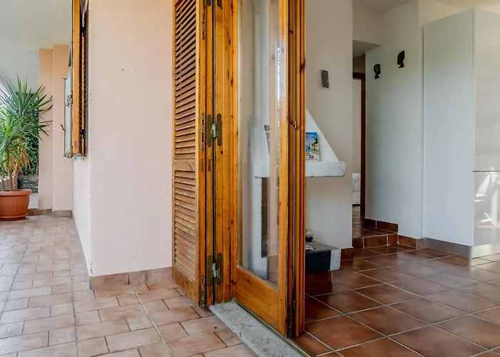 Guesthost - Bright Near La Pelosa Beach, Wifi & Parking! Stintino