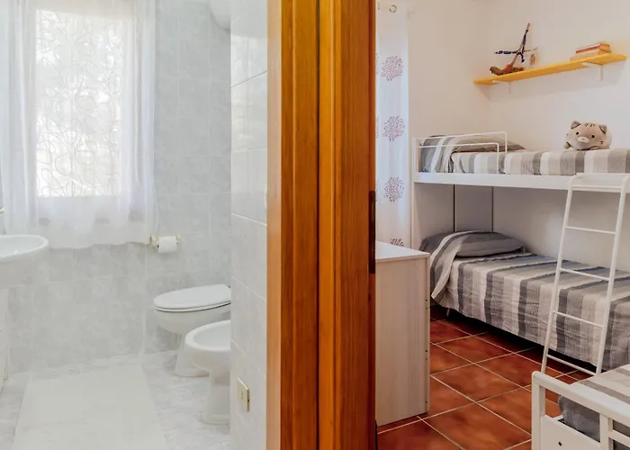 Guesthost - Bright Near La Pelosa Beach, Wifi & Parking! Apartment