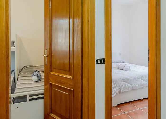 Guesthost - Bright Near La Pelosa Beach, Wifi & Parking!